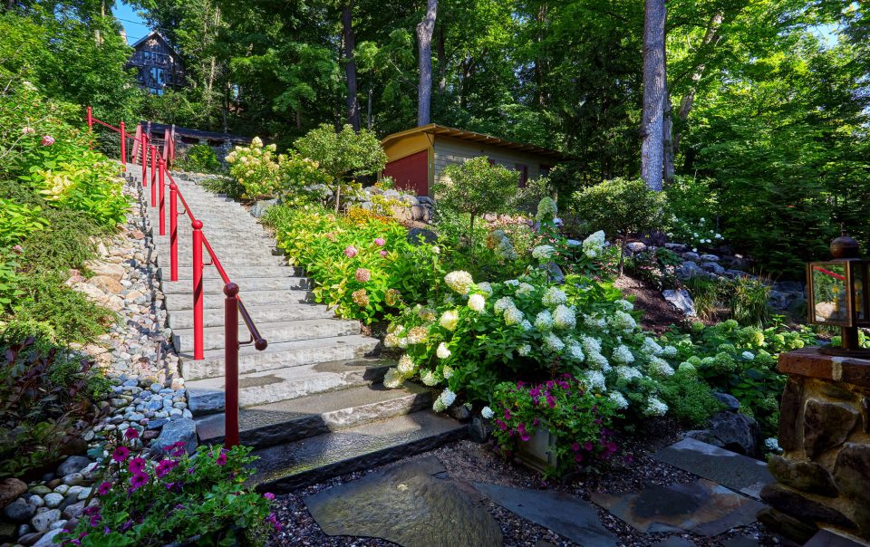 lakeside-cottage-flowers-on-stairway