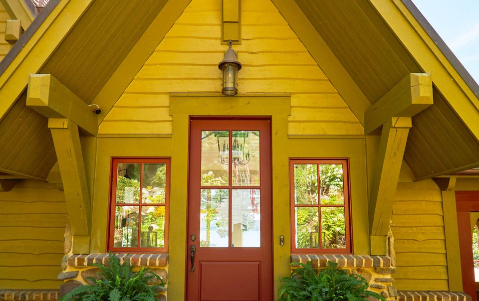 lakeside-cottage-front-door-with-ferns