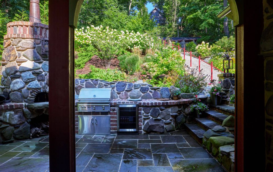 lakeside-cottage-outdoors-kitchen